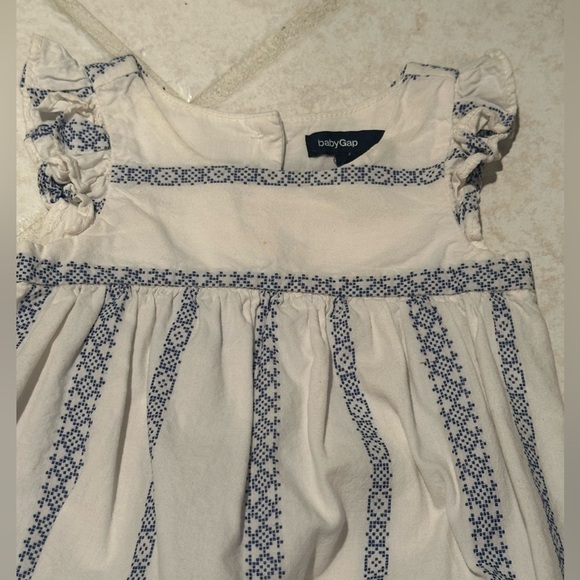 babyGap Cream and Blue Embroidered Flutter Sleeve Baby Romper Size 0–3 Months - Picture 4 of 7